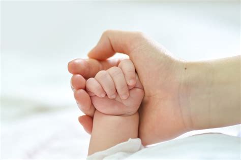 bebekler neden elini yumruk yapar